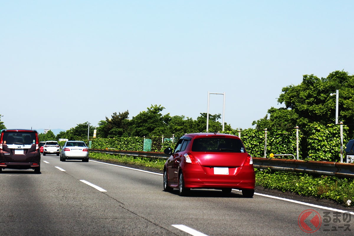 「追い越し車線を2km以上走り続けると捕まる」との噂は本当?(画像はイメージ)