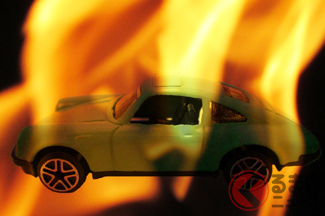 炎天下のなか車内に放置すると爆発する可能性も…!(画像イメージ)