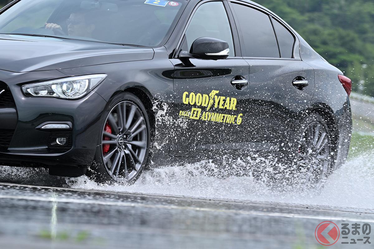 滑りやすい低ミュー路でのウエットハンドリングを日産「スカイライン400R」でテストした