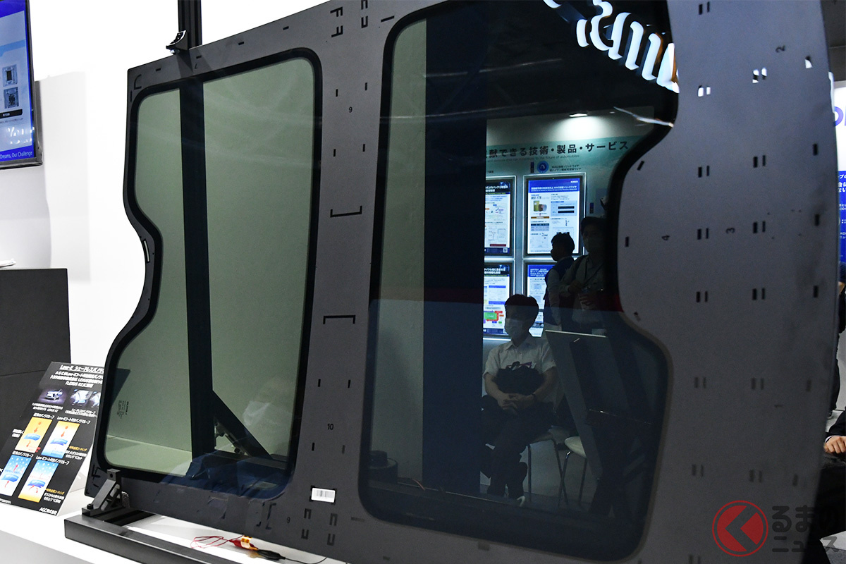 レクサスRZに採用されている「Low-Eコート付き調光パノラマルーフ」