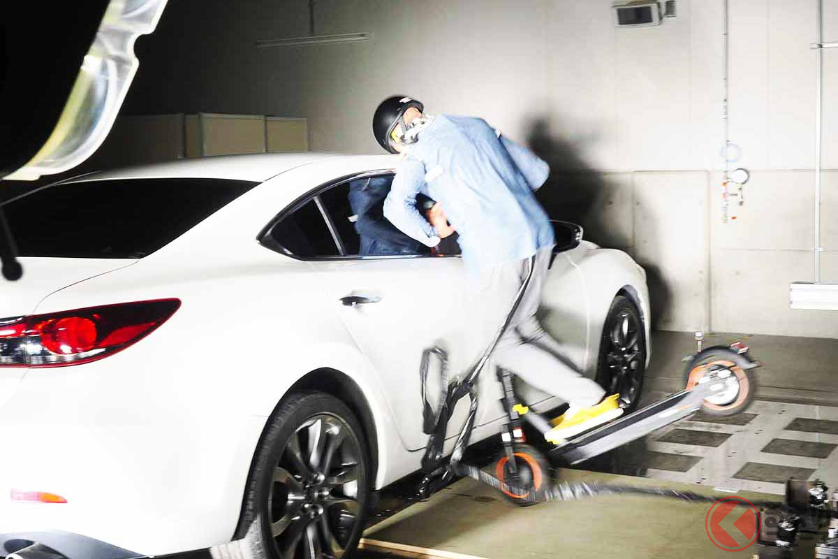 自動車に衝突させ、一次衝突時と二次衝突時のHIC値を計測する実験の様子(画像:JAF)