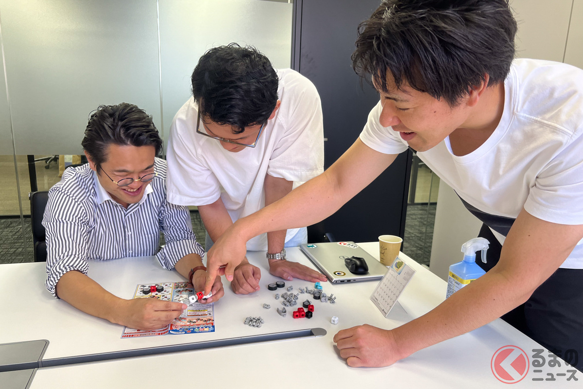 「リポブロック シャリーンキット赤」を組み立てるくるまのニュース編集部員