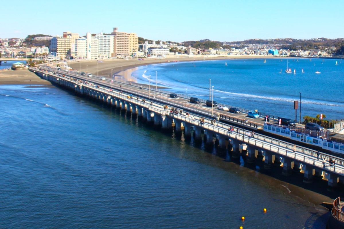 江の島に続く「江ノ島大橋」（画像：写真AC）。