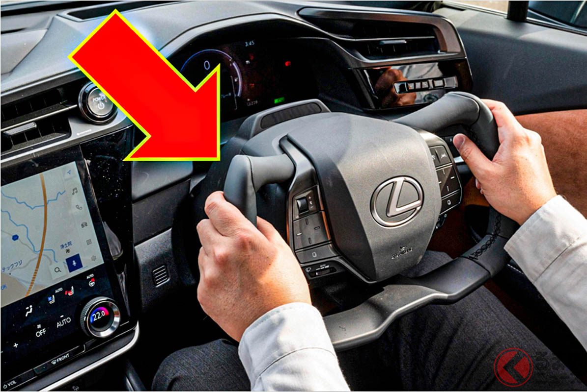 ナニコレ! なぜこんな形でまともな運転ができるのか(写真はレクサス「RZ」のヨーク型ハンドル)