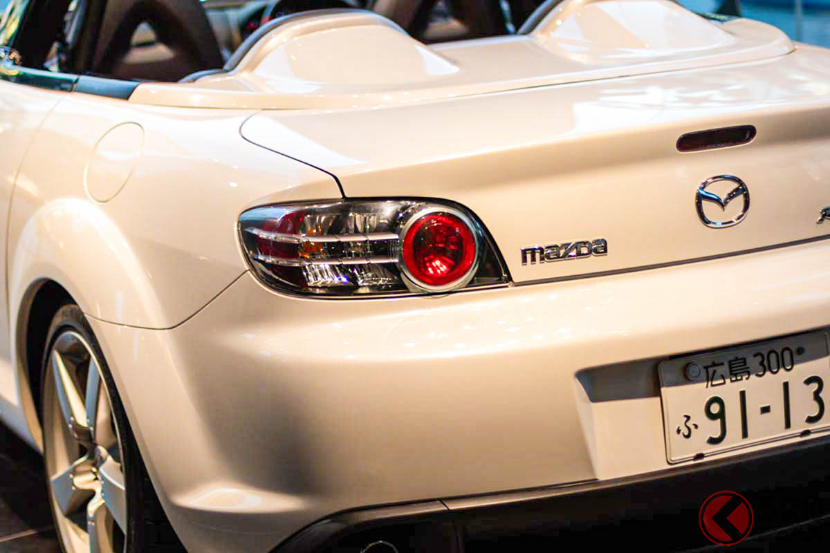 マツダブランドスペース大阪に展示されるマツダ「RX-8」のオープンカー