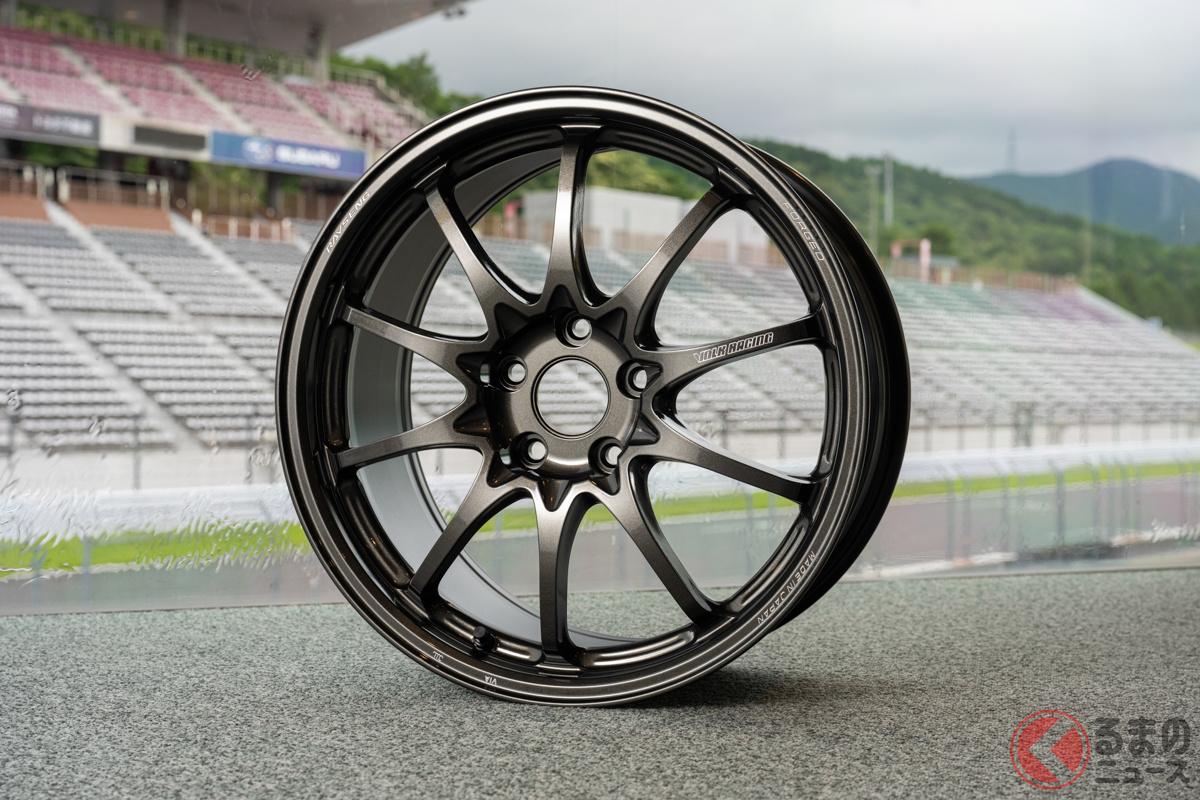 こちらは従来モデルから継承した「ダイヤモンドダークガンメタ」カラー