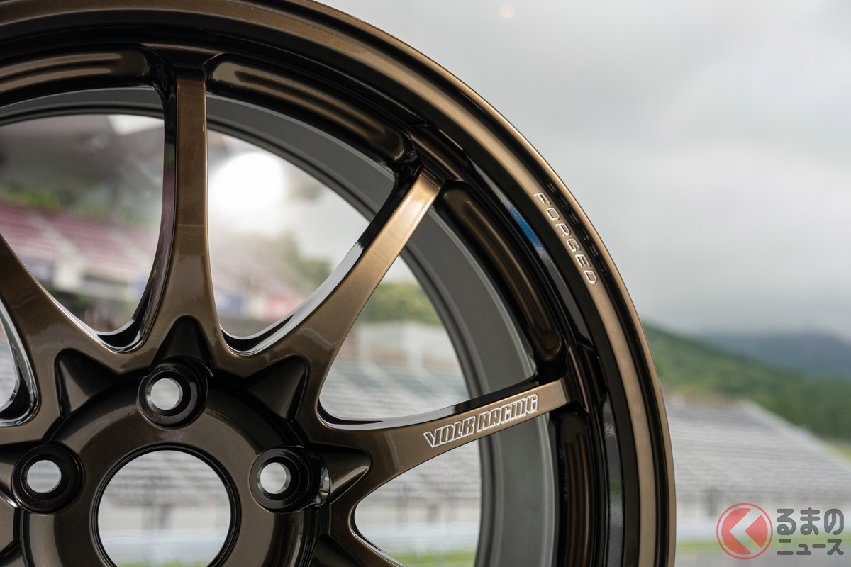 輝度の高いメタリックのブロンズカラー「シャイニングブロンズメタル」