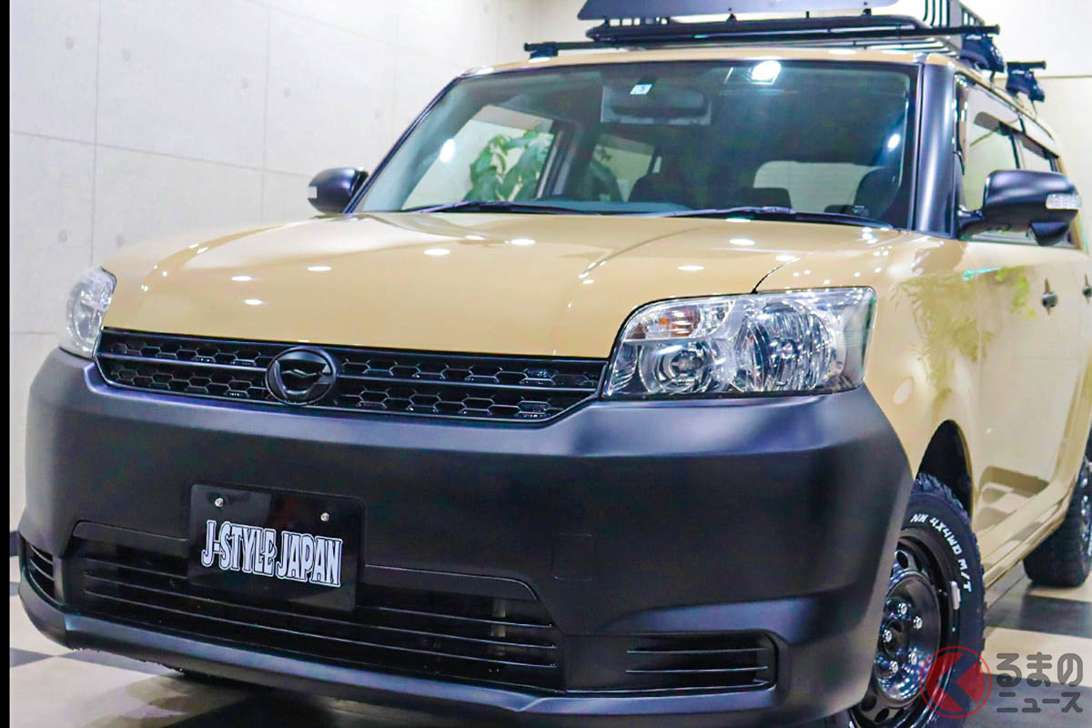 サンドベージュに黒バンパー、ホワイトレタータイヤを履いていっちょ上がり! なんでもSUV風中古車は流行っているのか(Photo:J-STYLE JAPAN)