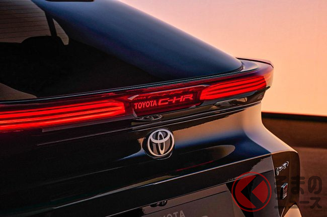 斬新「赤いTOYOTAエンブレム」採用のトヨタ新型「C-HR」登場へ！ 奇抜