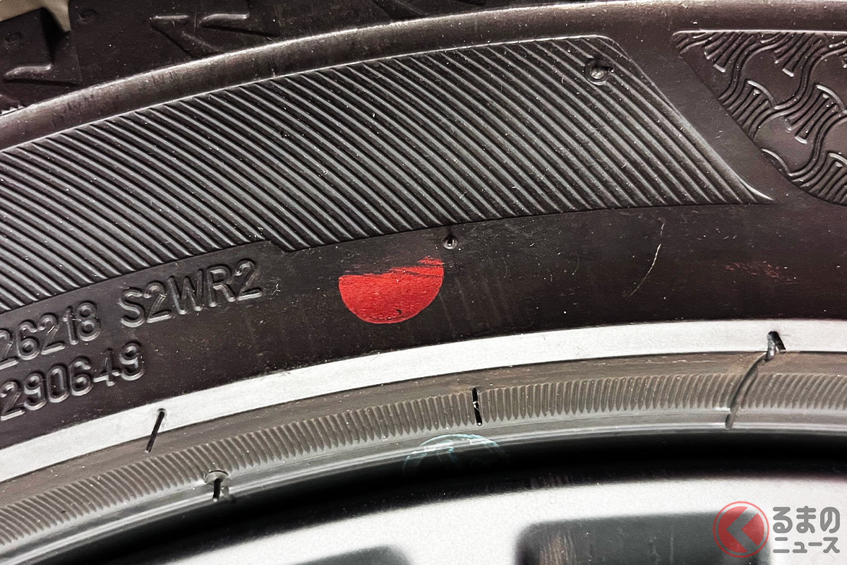 赤色のマークは「ユニフォミティマーク」という