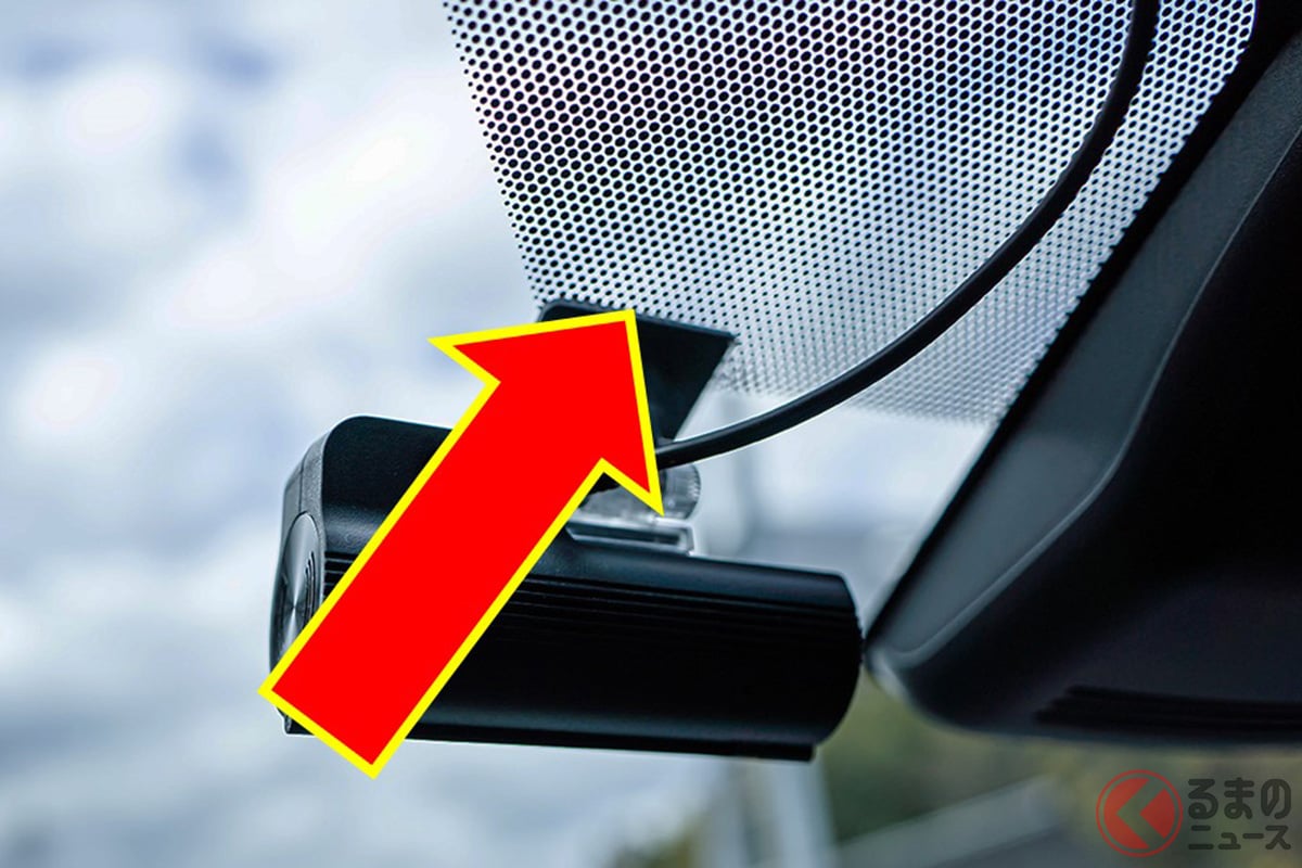 運転中に微妙に視界に入ってくる「謎の黒いツブツブ」の正体とは?