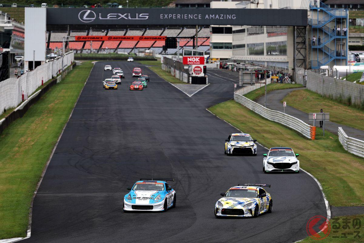 GR86 CNFコンセプトの後方を走るMAZDA3 Bioコンセプト