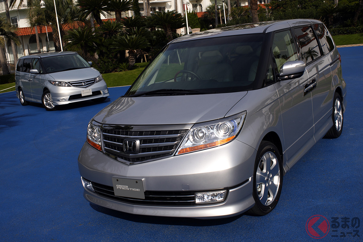 2006年、初代「エリシオン」に追加投入されたホンダ最上級ミニバン「エリシオン プレステージ」(手前)
