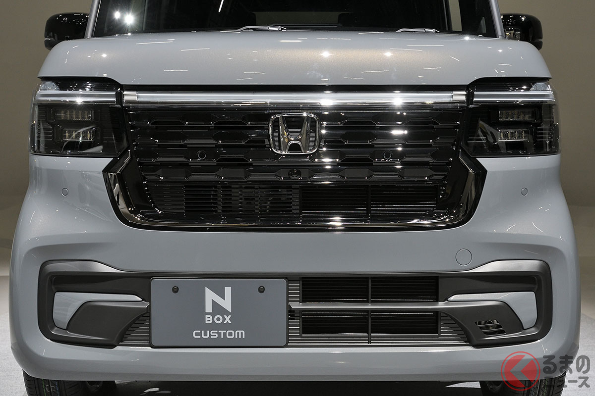 新型「N-BOXカスタム」のナンバープレートが運転席側に戻った!?