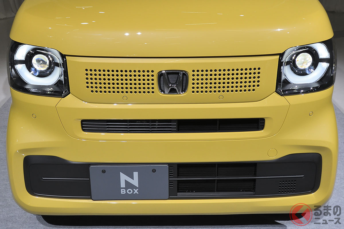 新型「N-BOXカスタム」のナンバープレートが運転席側に戻った!?