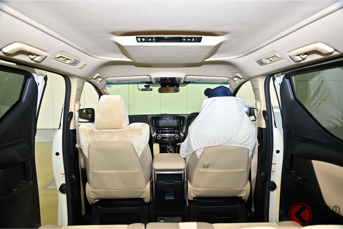 ココに違いが! 左右で開閉差を付けたスライドドア。閉まる隙間に違いが分かる!