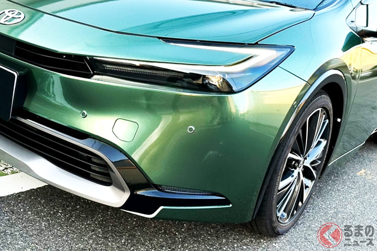 メタリックグリーンにラッピングされた新型「プリウス」(画像提供:JOKER)