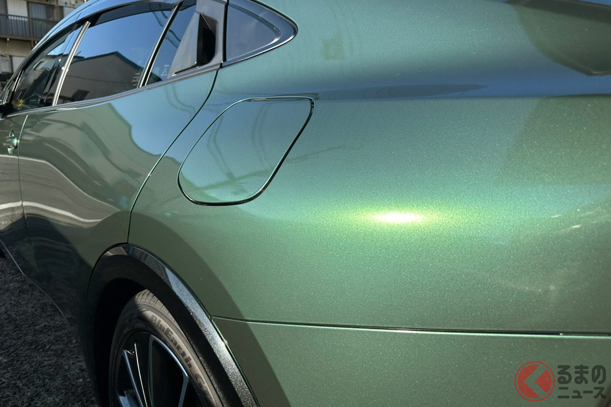 メタリックグリーンにラッピングされた新型「プリウス」(画像提供:JOKER)