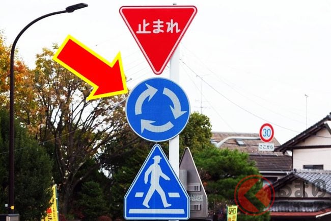 道路脇にある「謎のぐるぐる標識」意味はナニ？ 「回れ右？」 徐々に増えてる看板の正体 | くるまのニュース