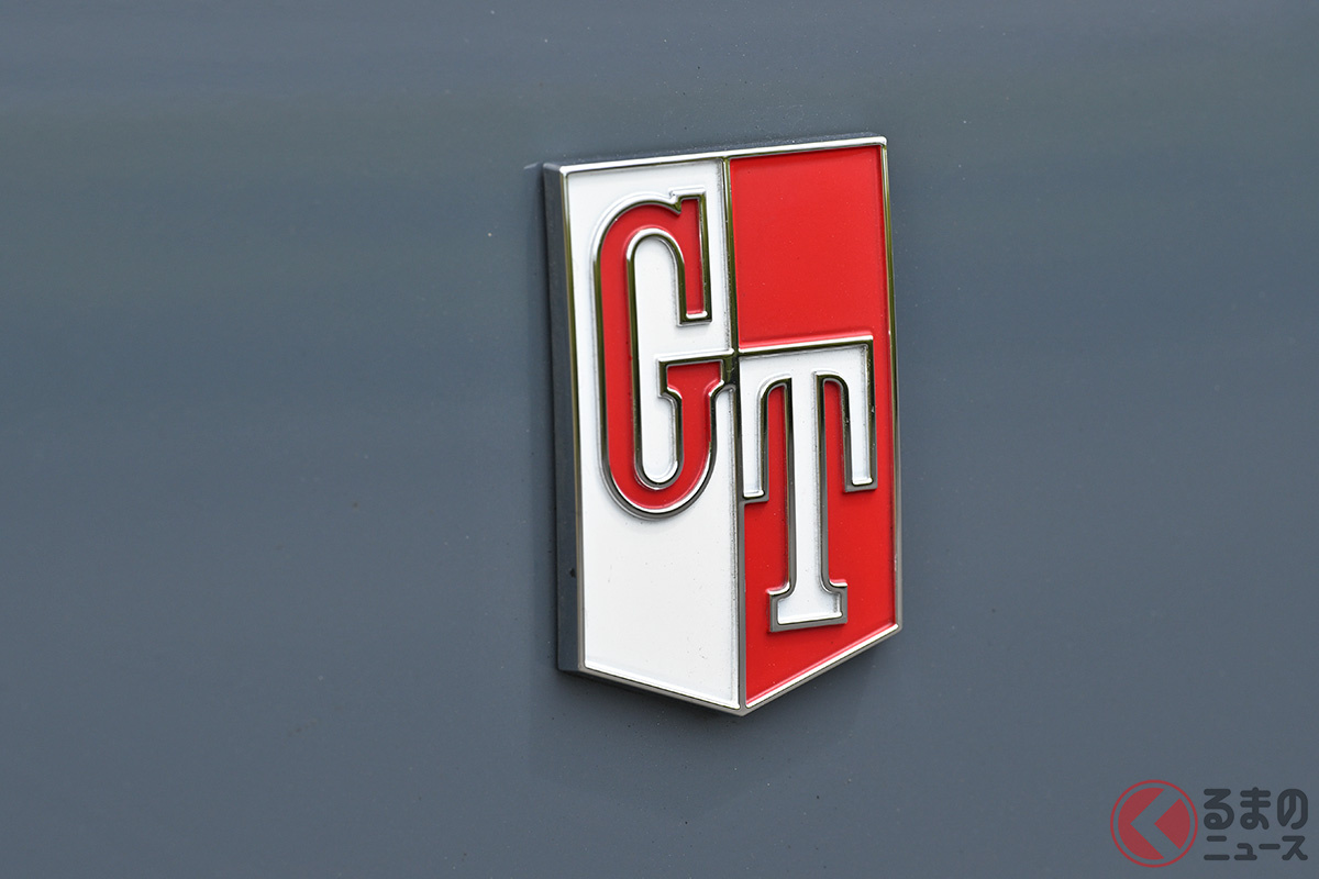シブく光る「赤バッジ」が新型「スカイライン NISMO」に復刻された理由とは