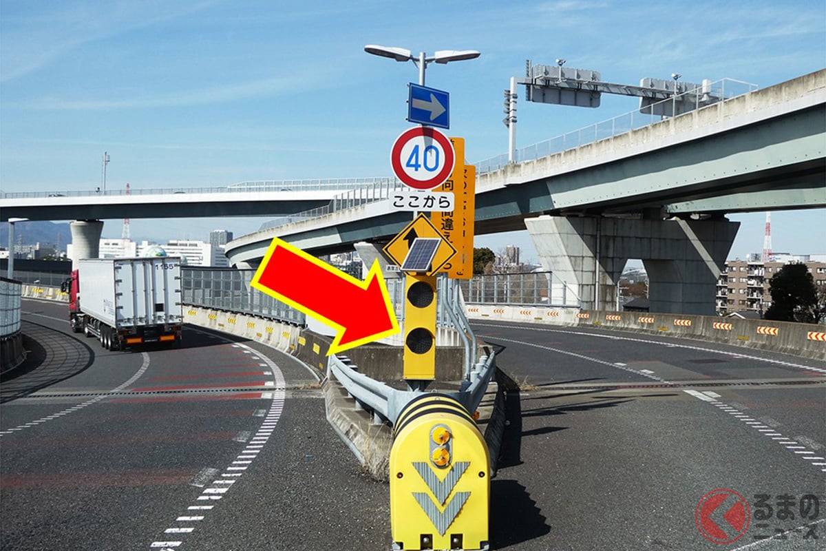 これは信号? 道路の分岐にある点滅する信号機のような「謎の黄色い箱」とは