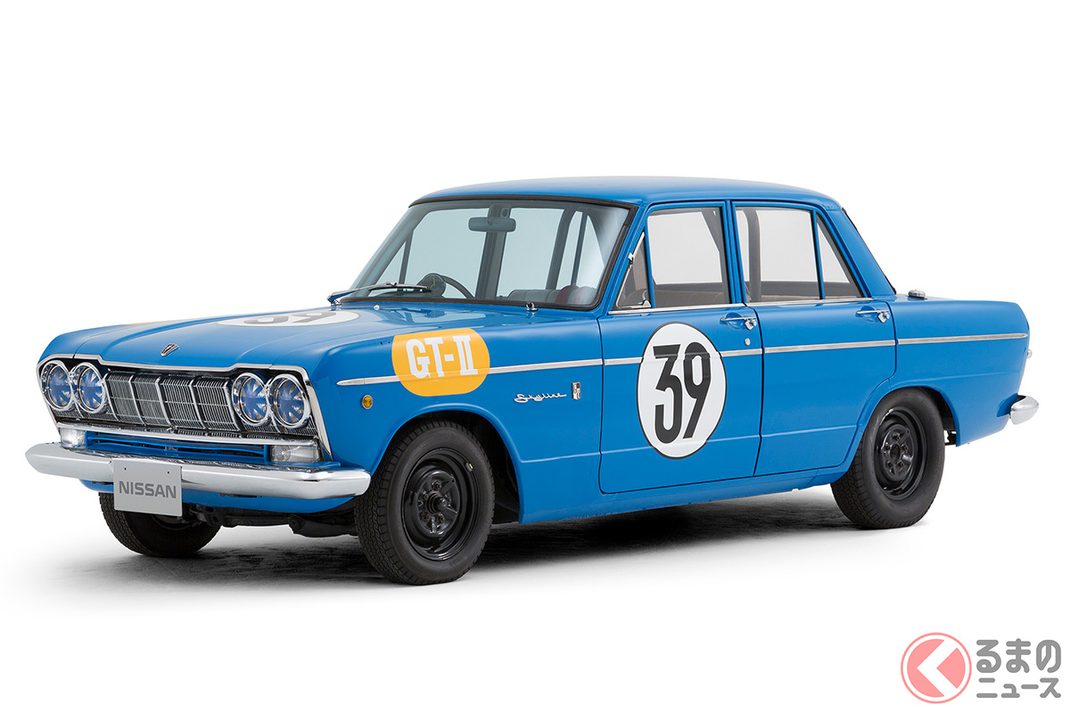 1964年5月に開催された第2回「日本グランプリ」で総合2位に入賞したプリンス「スカイラインGT」39号車（砂子 義一選手）のGT-IIレース参戦車両（写真はレプリカモデル）には赤バッジのGTエンブレムが備わっていました