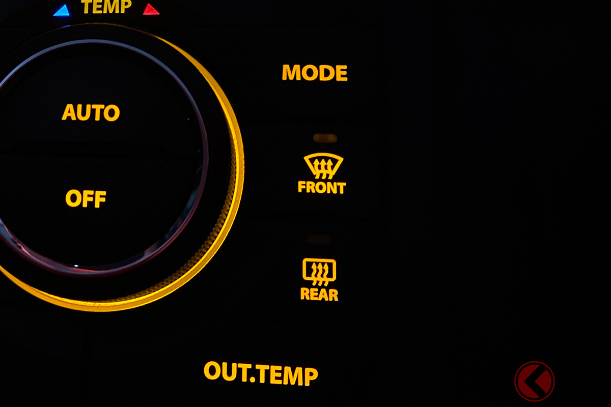 フロント側は「デフロスター(defroster)」 リア側はデフォッガー (defogger)