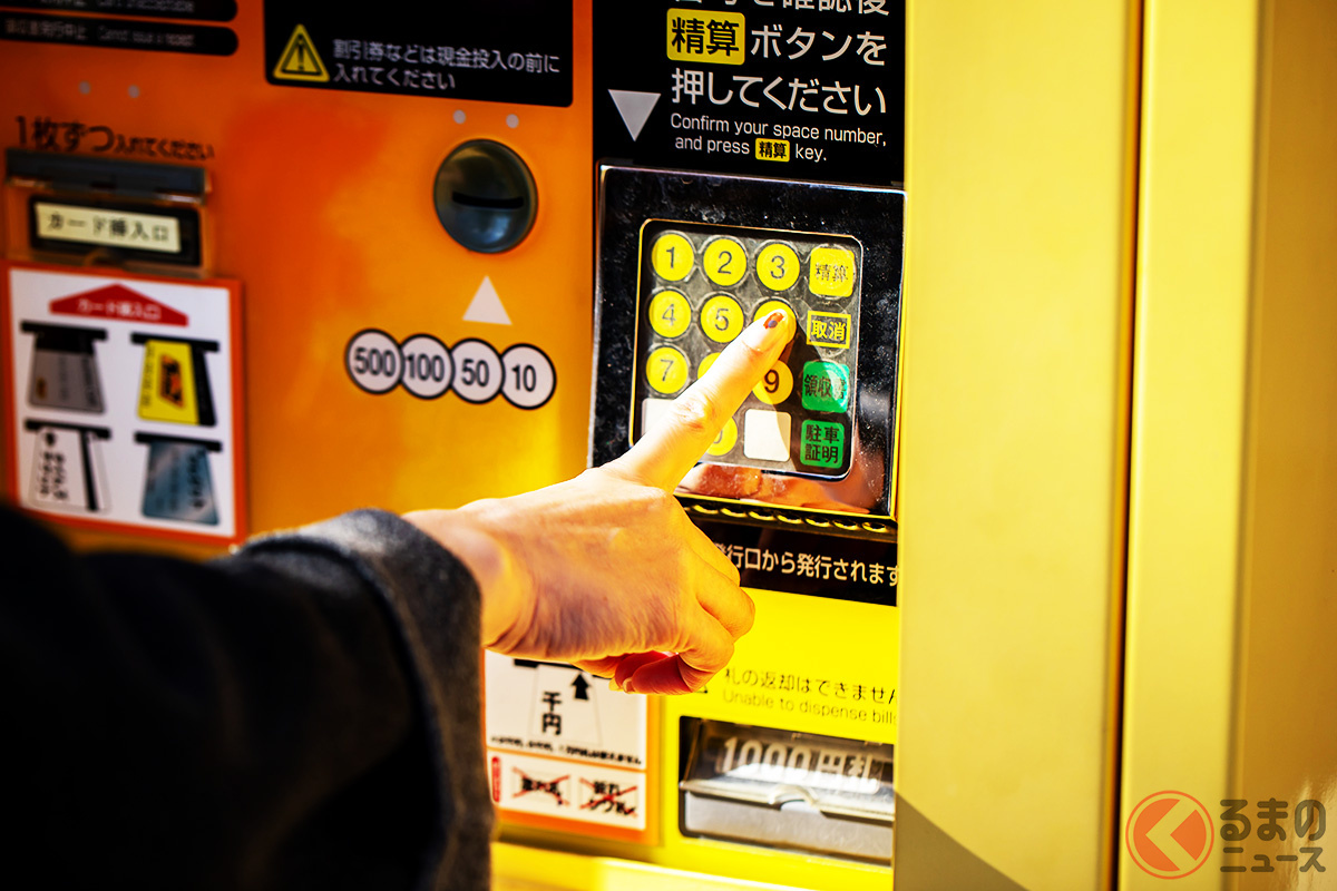 台風などの大雨でコインパーキングからクルマが出せない場合に「駐車料金」は満額払うのか?