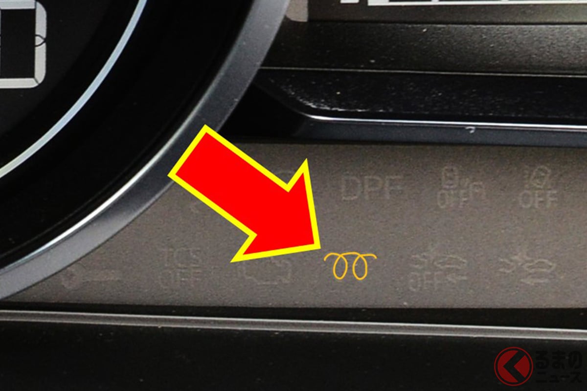 「予熱表示灯」や「グローランプ」などと呼ばれるこの警告灯は、おもにディーゼルエンジン搭載車に備わっている（画像はマツダ「CX-3」のメーターを編集部が一部加工）