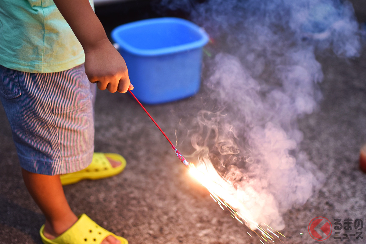 夏の風物詩は違反の可能性も…? 家の前の道路で花火は…どんな法律に触れる?