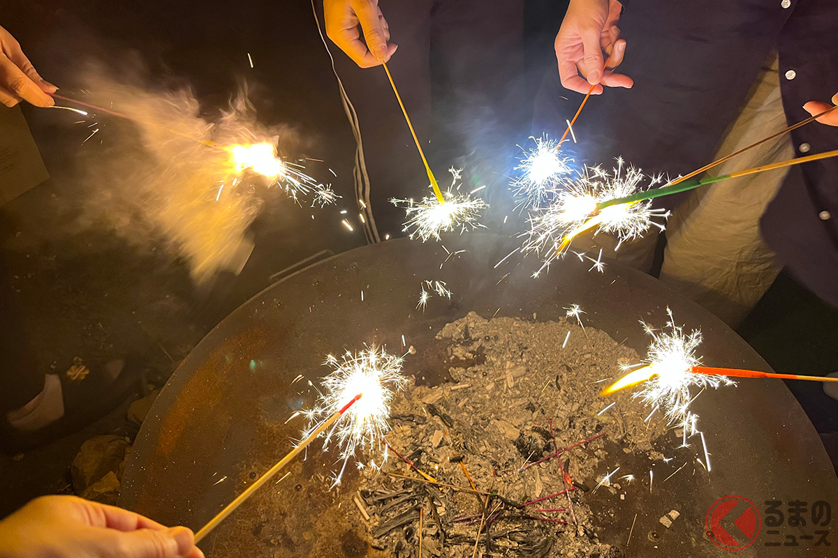家の前の道路や近所の駐車場で花火をやる光景を見かけるが…その場所は大丈夫なの?