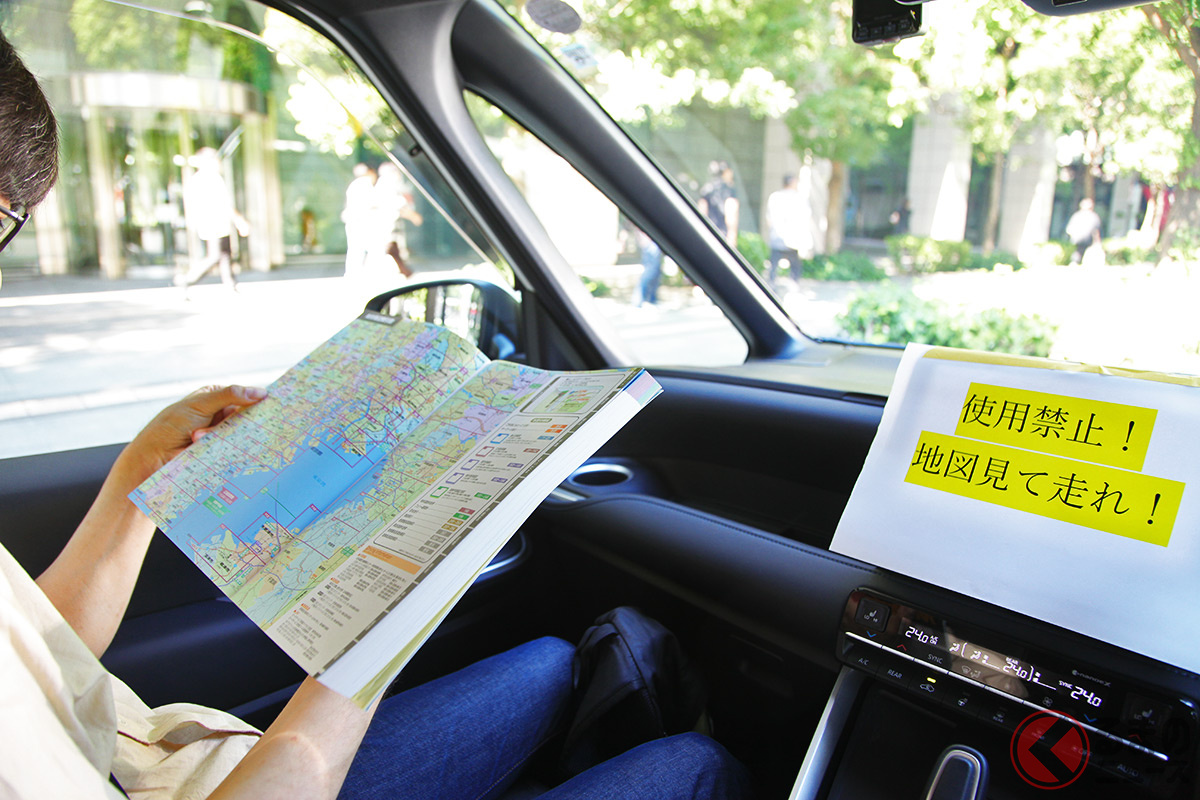 地図を見る様子。画面には「目隠し」を