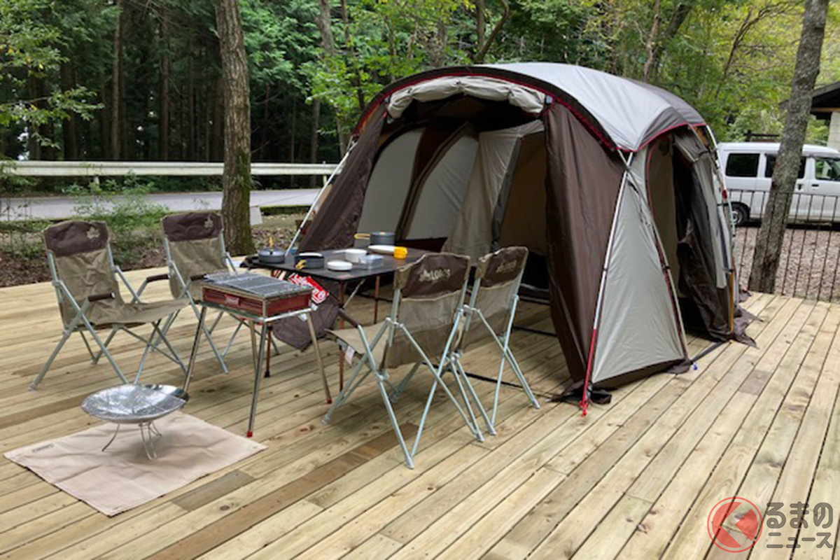 新たに山の斜面に新設されたキャンプデッキがおすすめ! グランピングのようにテントなどの設備が準備された状態で宿泊することが可能!(提供:豊田市)