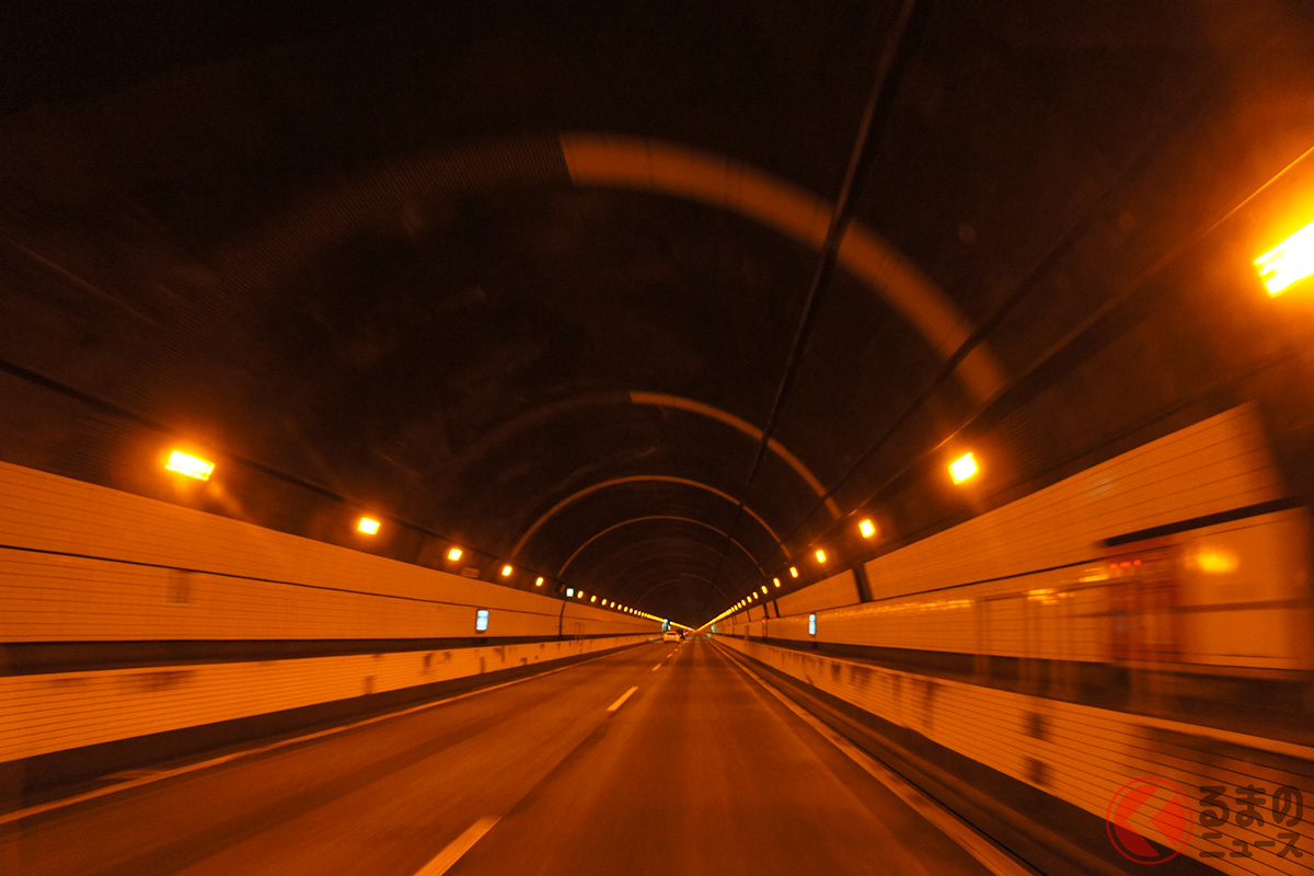 関越トンネルでは、上り線と下り線の間に避難用トンネルが設けられている