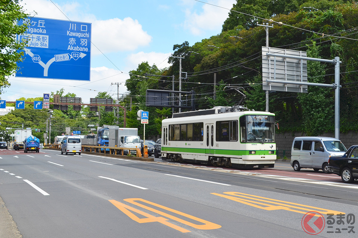 「さくらトラム」と言われる都電荒川線。クルマとスレスレで並走する様子が分かる