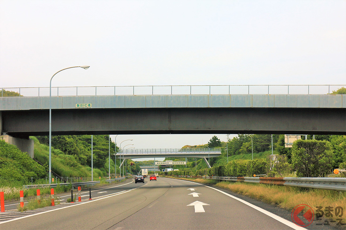 高速道路にかかる陸橋からペットボトルを投げ入れる事件が発生…（画像はイメージ）