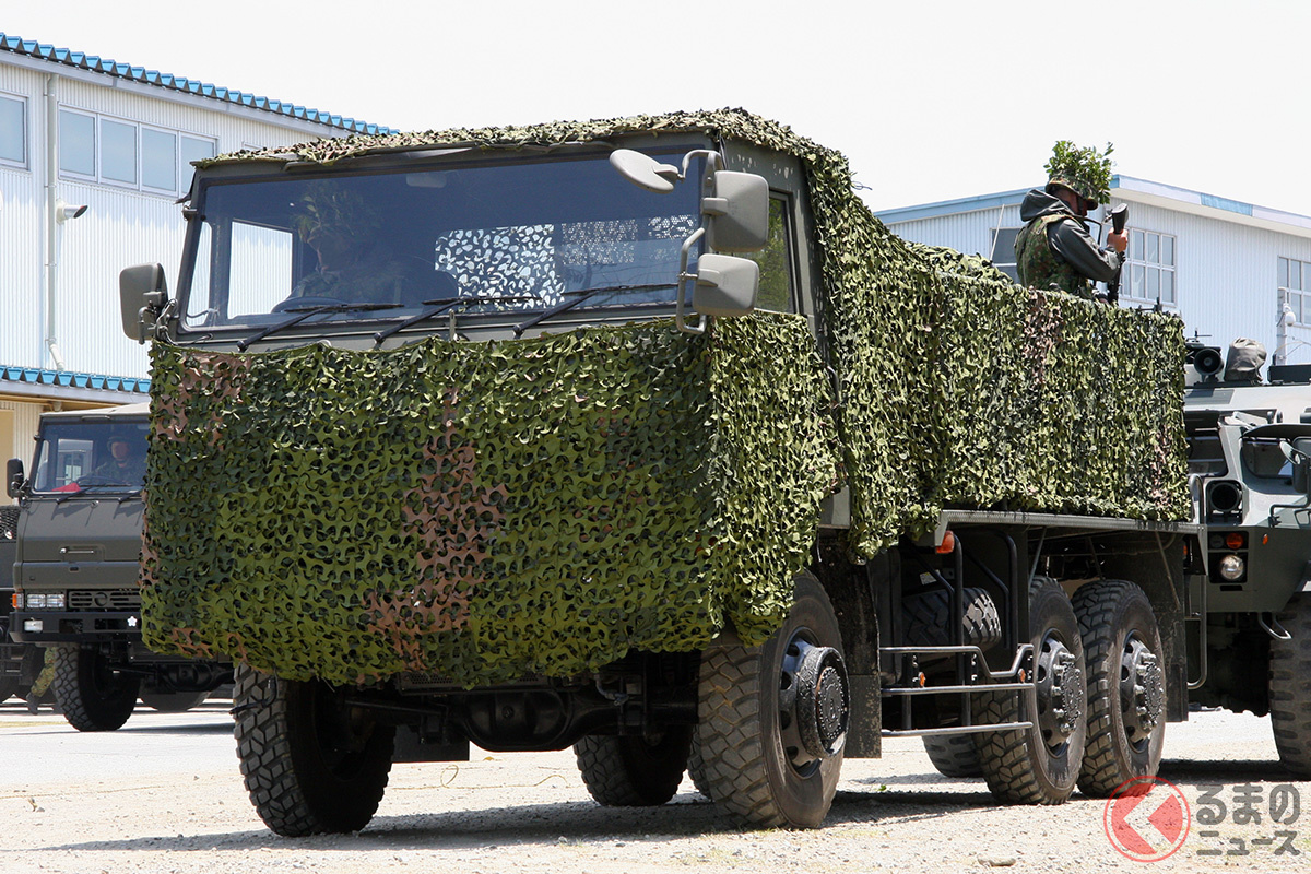 自衛隊では、自衛隊法の規定によってトラックの荷台に人を乗せて走行することができる