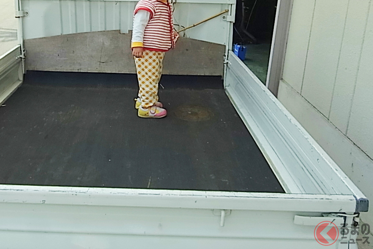 トラックの荷台に人が乗っても良い条件とは?(画像:Photo ACより)
