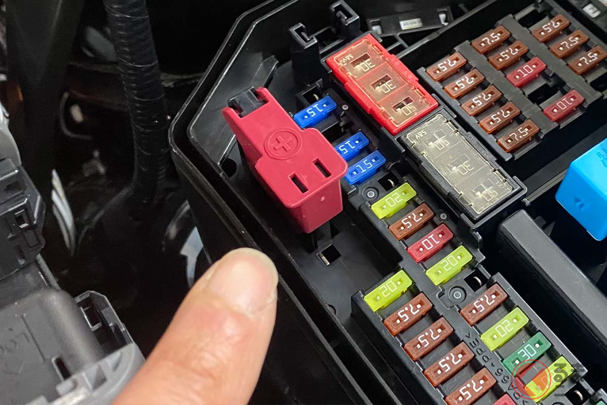 これがクルマの「ヒューズ」です