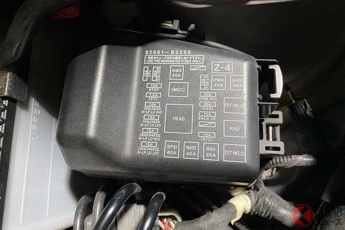 これがクルマの「ヒューズボックス」です