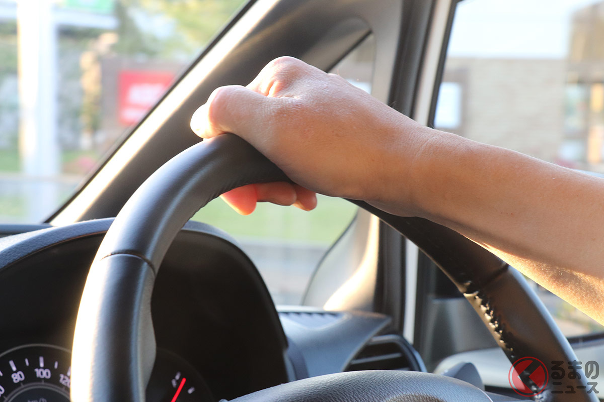 姿勢が崩れた片手運転は危険