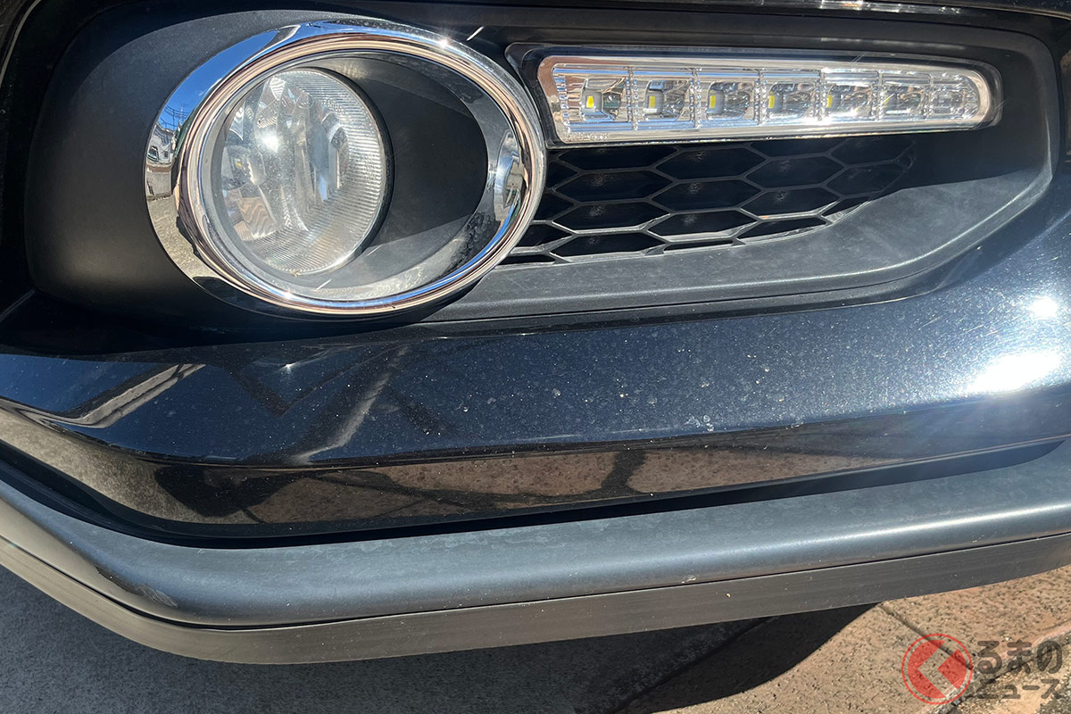 劣化して白っぽくなった樹脂パーツ