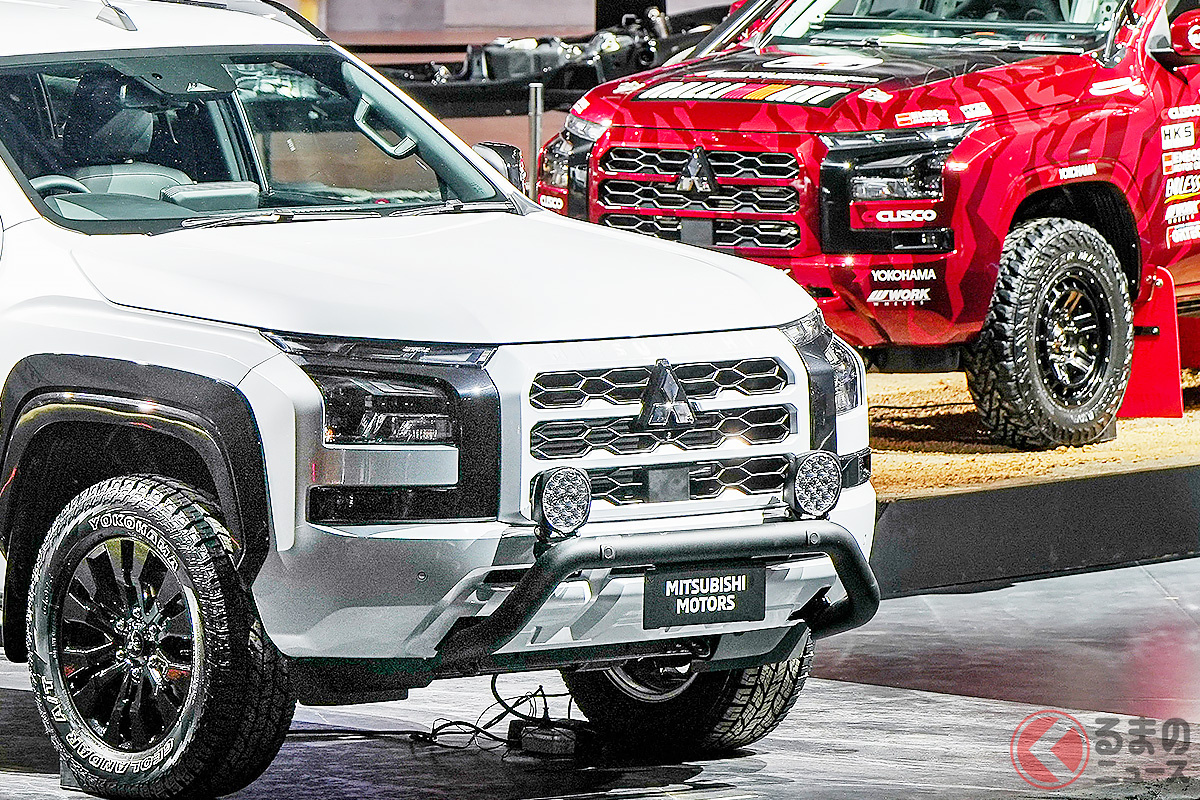 7月26日に世界初公開された三菱 新型「トライトン」[写真は純正カスタム仕様(左)とラリー仕様(右)