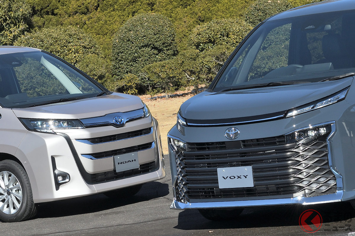 トヨタ「ノア(左)」と「ヴォクシー(右)」