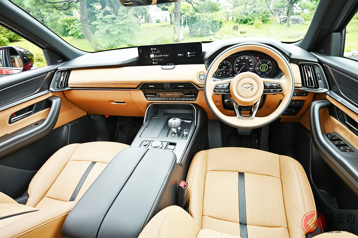マツダ「CX-60」の最上級グレード「プレミアム スポーツ」には、ブラックとタン(黄土色)を組み合わせたオシャレな内装が用意されます