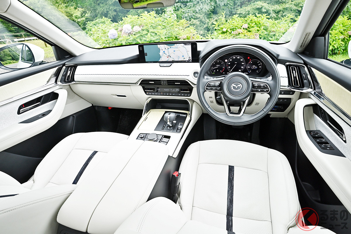 マツダ「CX-60」の「プレミアム スポーツ」と同価格で選べるもうひとつの最上級グレード「プレミアム モダン」はまぶしいばかりのピュアホワイトカラーが特徴