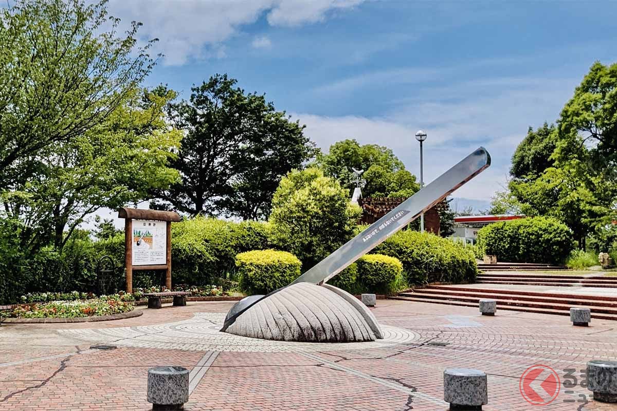 明石SAにある日時計(画像:写真AC)