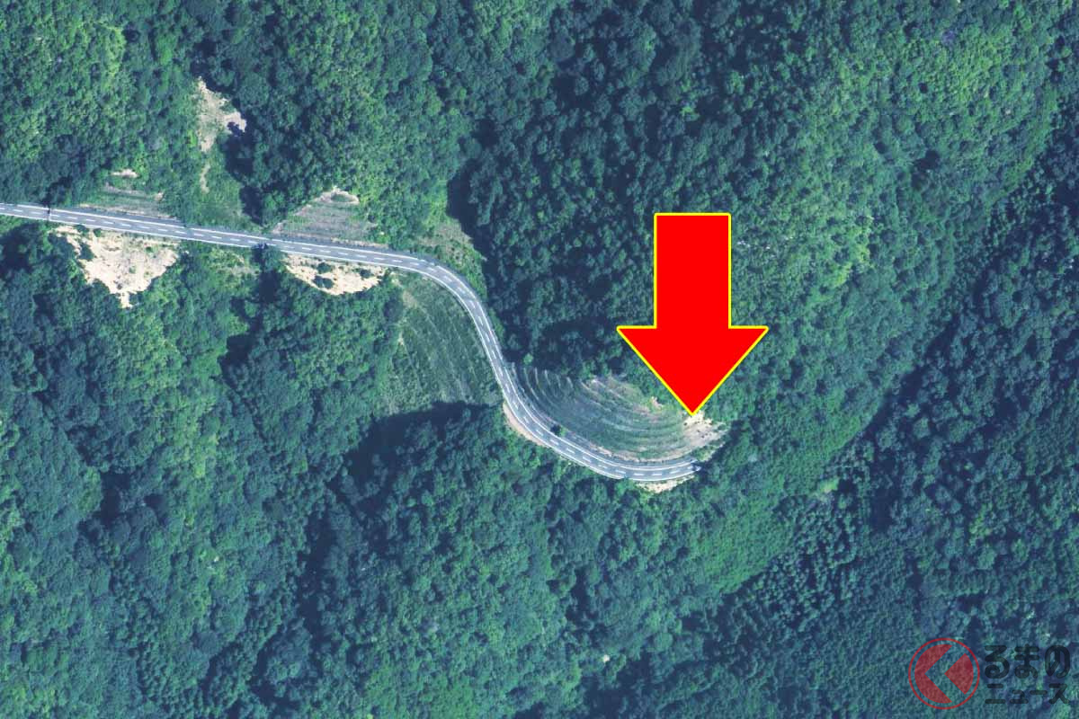 ゆめみるトンネルを抜けると突然行き止まりになる町道44号(国土地理院「地理院地図」の空中写真を編集部が加工)