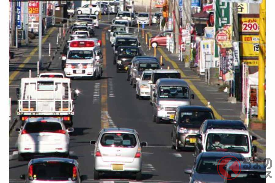 国道10号の渋滞区間を走る救急車(画像:国土交通省九州地方整備局)