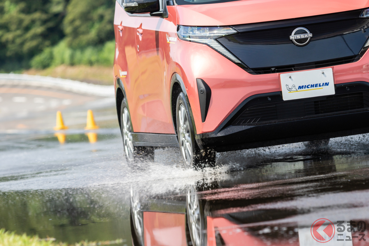 ウエット路面でのブレーキテストでは、新品状態と摩耗状態の比較を実施